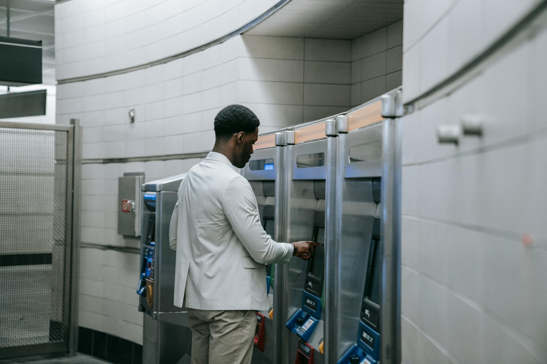 European ATM in tourist area - Photo by Liliana Drew on Pexels