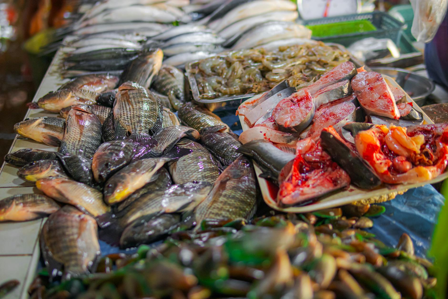 Fresh seafood on ice at a Bangkok wet market