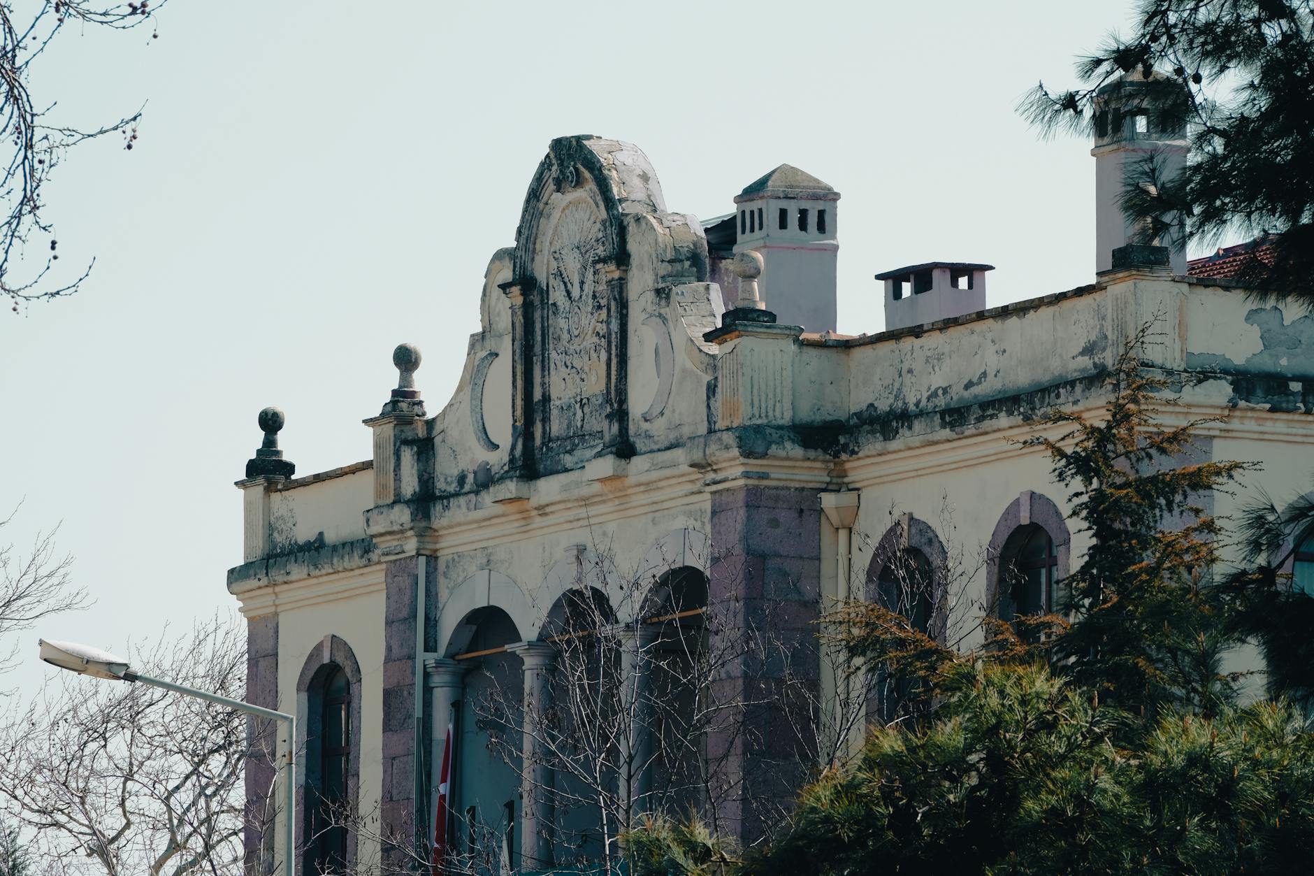 Embassy consulate - Photo by Enes Beydilli on Pexels