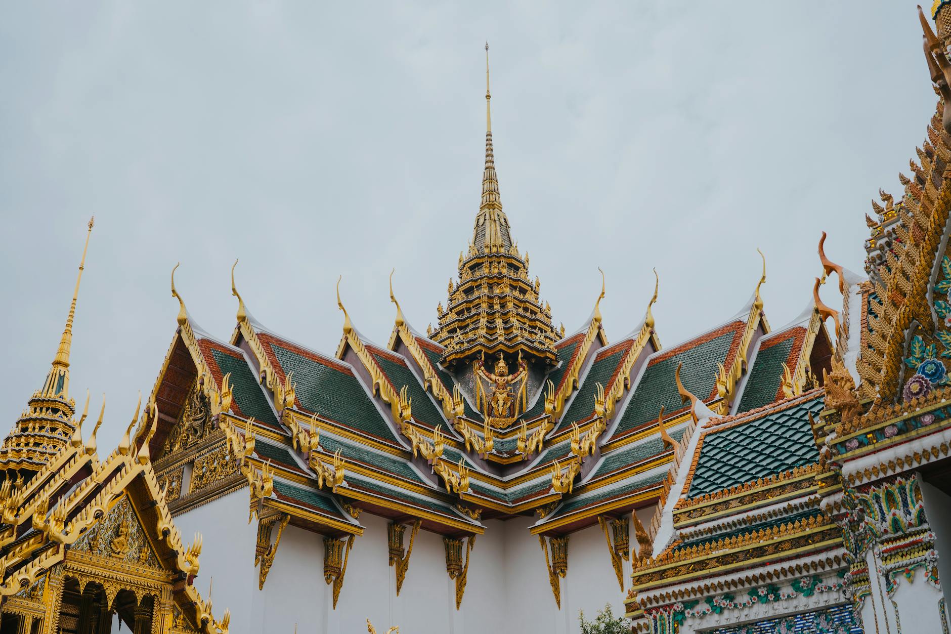 Thai temple etiquette - Photo by Onur Kaya on Pexels