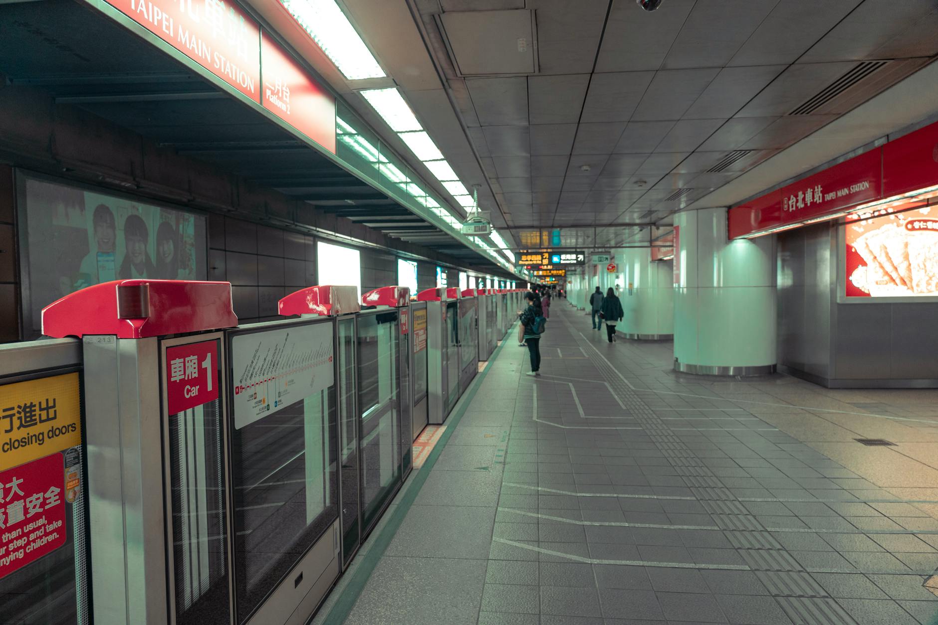 THSR 700T train at station platform
