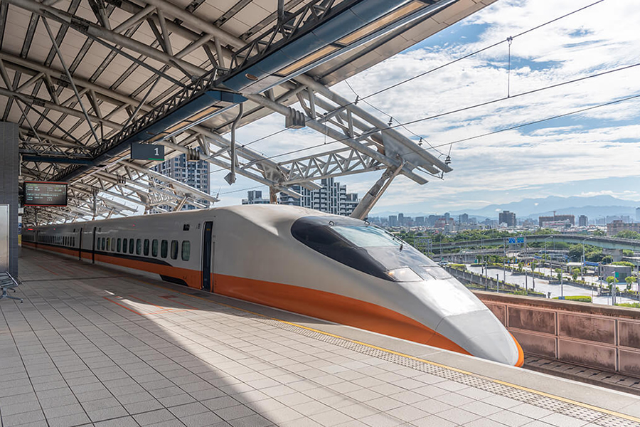 THSR train running on an elevated bridge